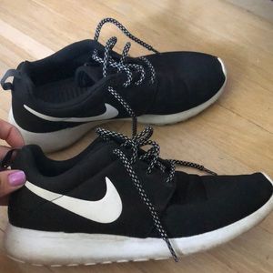 Nike Women’s Black Roshe Size 9